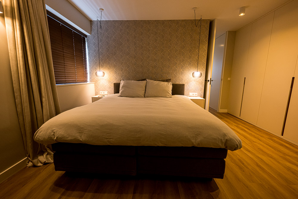 Subtiele witte kledingkast inde-slaapkamer in de kleur wit met notenhout van De Maatwerkerij 